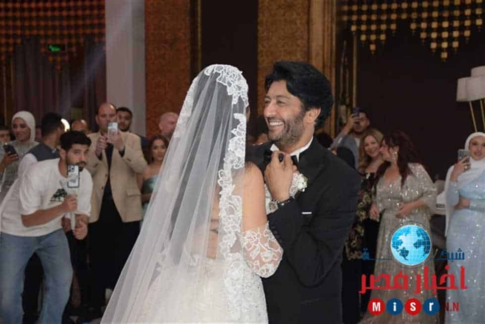 رقصة رومانسية بين سامح يسري وابنتة ليلي
